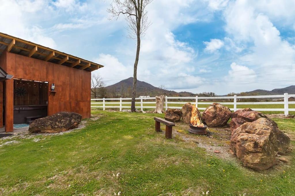 Romantic A-Frame Private Hottub Firepit Neargsmnp Sevierville Esterno foto
